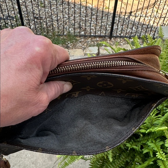 Louis Vuitton Monogram Pochette Orsay Clutch 
Date Code AR0997
9” x 7” x 2” - Picture 13 of 13